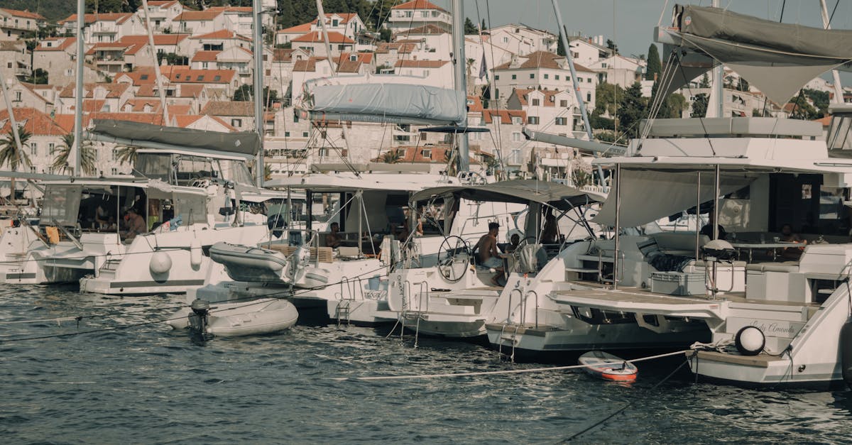 découvrez hvar, une magnifique île croate réputée pour ses plages ensoleillées, ses paysages pittoresques et sa vie nocturne animée. explorez ses charmants villages, savourez des spécialités locales et plongez dans l'histoire fascinante de cette destination méditerranéenne incontournable.