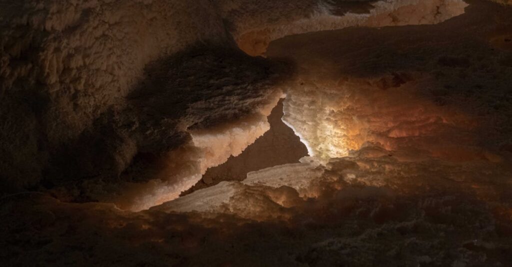 découvrez l'univers fascinant de la spéléologie, ou caving, où l'aventure souterraine vous attend. explorez des grottes mystérieuses, apprenez les techniques de sécurité essentielles et vivez des expériences uniques en pleine nature. que vous soyez débutant ou amateur éclairé, plongez dans cette activité qui combine exploration, défi physique et émerveillement face à la beauté naturelle du monde souterrain.