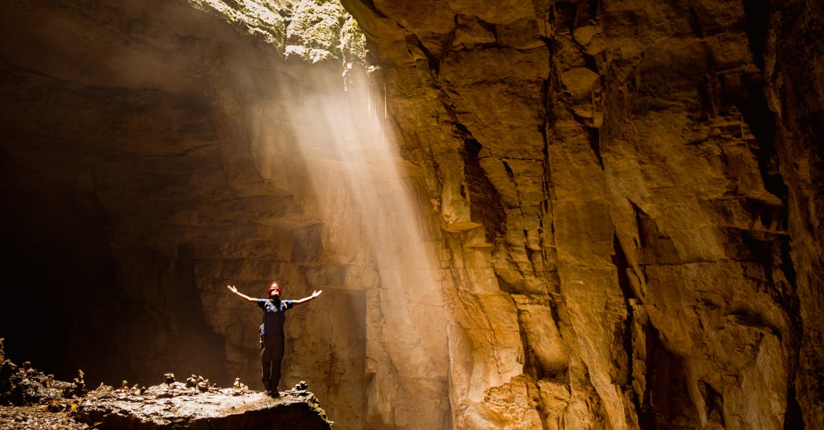 découvrez le caving, une aventure souterraine fascinante où l'exploration des grottes vous plonge dans un monde mystérieux. préparez-vous à vivre des sensations fortes en randonnée dans des espaces naturels incroyables et à explorer des formations géologiques uniques.