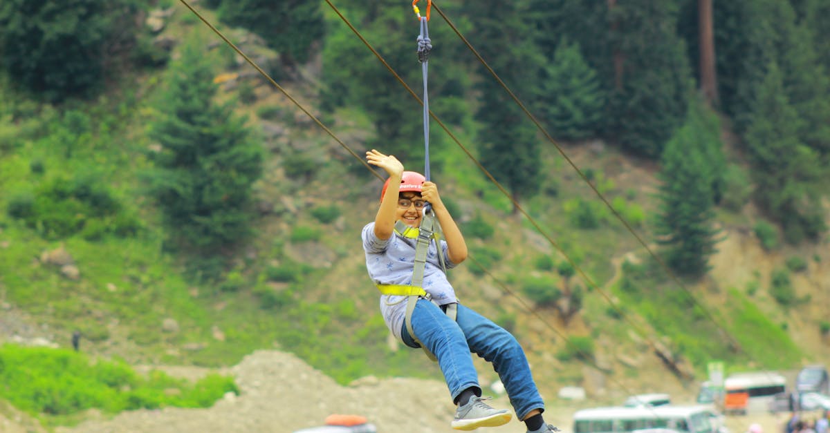 découvrez l'excitation de la zipline, une activité d'aventure palpitante qui vous permet de survoler la nature à grande vitesse. profitez d'une vue imprenable sur les paysages environnants tout en vivant une expérience inoubliable, que ce soit en famille ou entre amis.