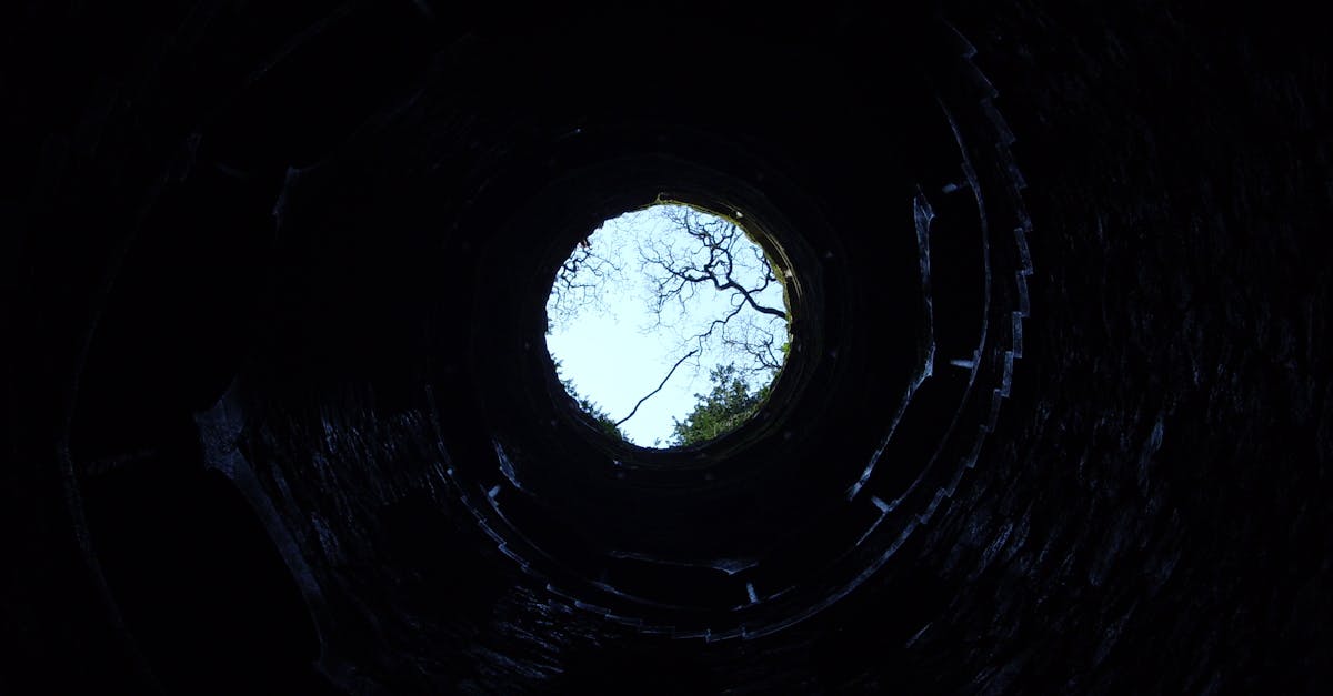 découvrez une aventure souterraine captivante, où l'exploration des mystères cachés des cavernes et des tunnels vous plonge dans un monde fascinant de sensations fortes et de découvertes inattendues.
