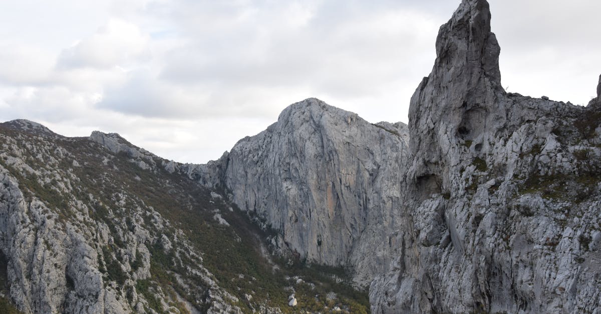 découvrez paklenica, un parc national en croatie réputé pour ses magnifiques canyons, ses sentiers de randonnée palpitants et ses paysages naturels à couper le souffle. parfait pour les amoureux de la nature et les aventuriers en quête d'expériences inoubliables.