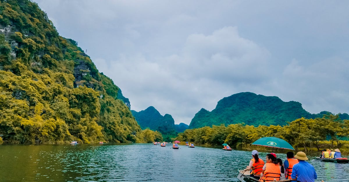découvrez l'adrénaline du rafting au cœur des plus beaux cours d'eau. rejoignez-nous pour une aventure inoubliable, entre sensations fortes et paysages à couper le souffle. que vous soyez novice ou expert, préparez-vous à affronter des rapides en toute sécurité avec notre équipe de guides professionnels.