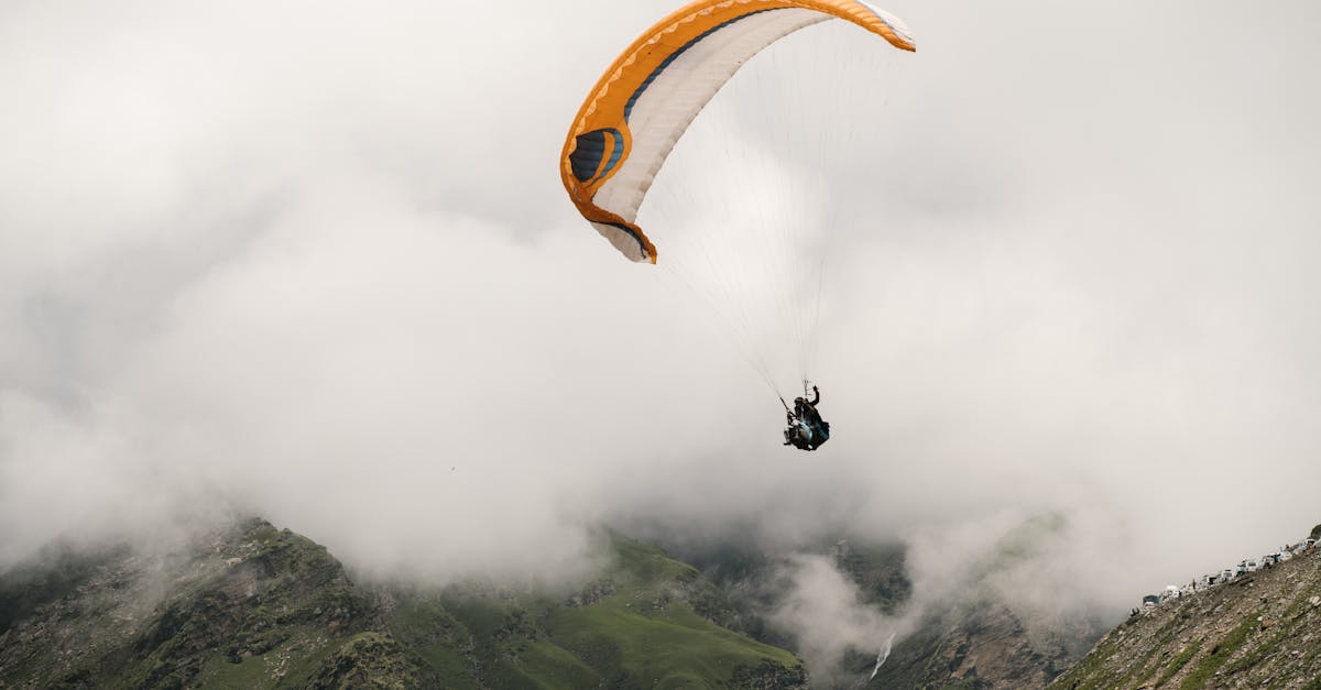découvrez l'excitation de la wingsuit, un sport aérien extrême où les passionnés se plongent dans le vide avec des combinaisons spécialement conçues. explorez les sensations fortes, la liberté du vol et les paysages à couper le souffle, tout en apprenant les techniques et la sécurité nécessaires pour pratiquer cette aventure unique.