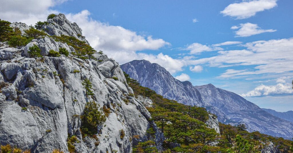 découvrez biokovo, un joyau naturel en croatie, célèbre pour ses paysages époustouflants, ses sentiers de randonnée et sa biodiversité unique. plongez dans l'aventure en explorant ses sommets majestueux et en profitant d'une vue imprenable sur la mer adriatique.