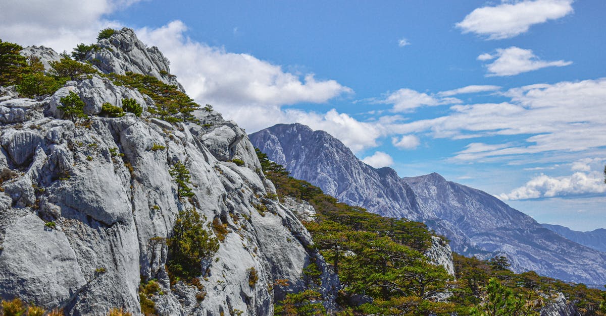 découvrez biokovo, un joyau naturel en croatie, célèbre pour ses paysages époustouflants, ses sentiers de randonnée et sa biodiversité unique. plongez dans l'aventure en explorant ses sommets majestueux et en profitant d'une vue imprenable sur la mer adriatique.