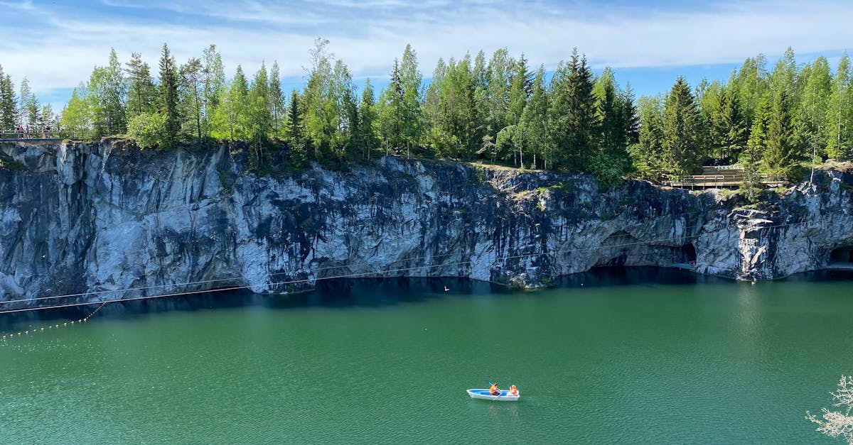 découvrez l'excitation des tyroliennes avec zipline ! vivez des sensations fortes en parcourant les cimes des arbres à grande vitesse. parfait pour les aventuriers en quête de nouvelles expériences inoubliables au cœur de la nature.