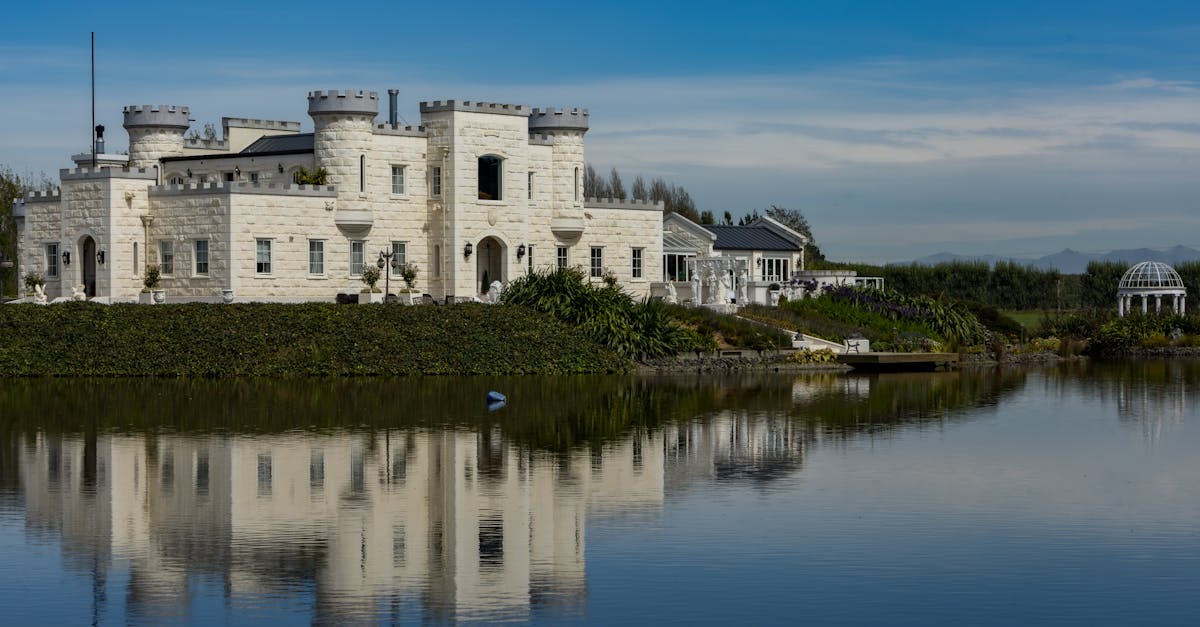 découvrez l'élégance intemporelle des villas médiévales, où l'architecture historique rencontre le charme rustique. explorez des demeures chargées d'histoire, nichées dans des paysages pittoresques, et plongez dans l'atmosphère envoûtante du moyen âge.