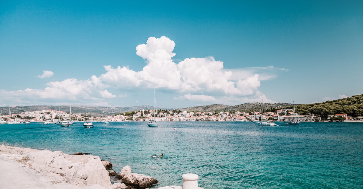 découvrez la croatie, un pays enchanteur aux paysages variés, aux plages idylliques et à une histoire riche. explorez ses villes médiévales, profitez de la gastronomie locale et plongez dans les eaux cristallines de l'adriatique. un voyage inoubliable vous attend !