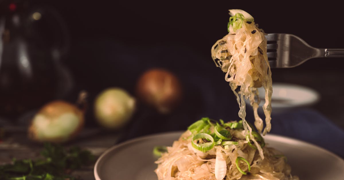 découvrez l'univers du chou fermenté avec le sauerkraut, un plat traditionnel riche en saveurs et en bienfaits pour la santé. apprenez comment préparer cette délicieuse spécialité alsacienne, pleine de probiotiques, et explorez ses multiples façons de l'intégrer dans vos repas quotidiens.