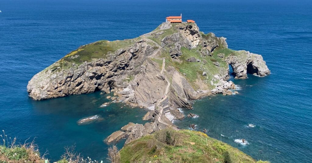 découvrez rab, une île croate au charme envoûtant, célèbre pour ses plages ensoleillées, ses paysages pittoresques et son patrimoine historique riche. parfaite pour des vacances relaxantes alliant nature et culture.