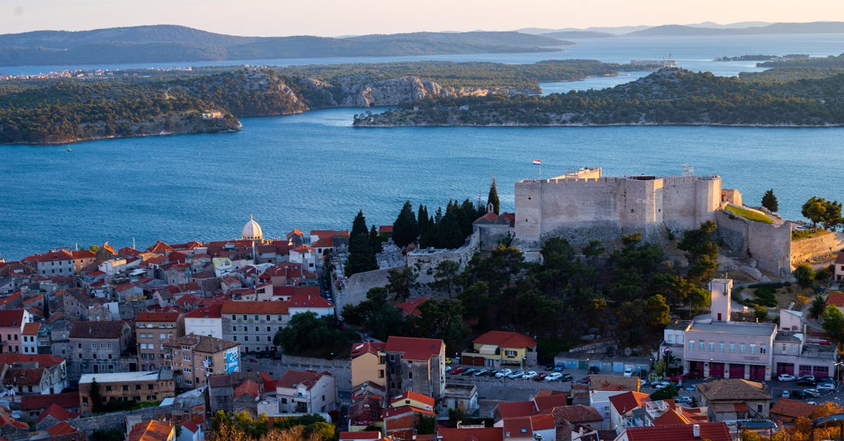 découvrez les magnifiques îles croates, un véritable paradis méditerranéen offrant des paysages à couper le souffle, des eaux cristallines et une richesse culturelle. explorez les joyaux cachés et laissez-vous séduire par l'authenticité de chaque île.