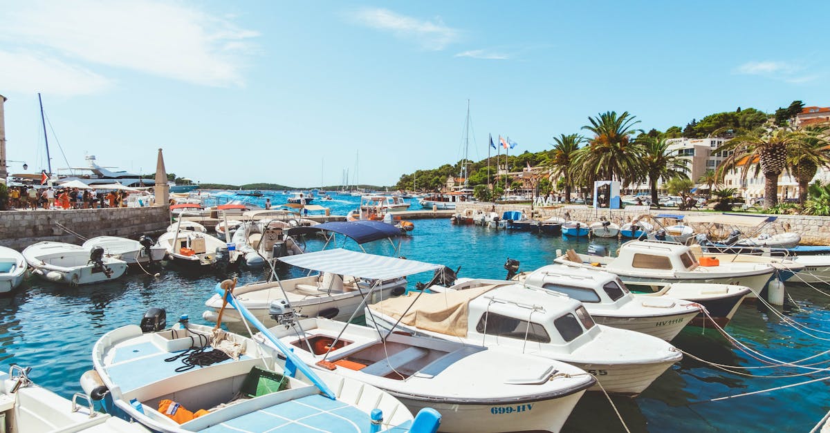 découvrez hvar, une magnifique île croate réputée pour ses paysages à couper le souffle, son patrimoine historique et ses plages ensoleillées. parfaite pour les amateurs de nature, de culture et de vie nocturne animée.