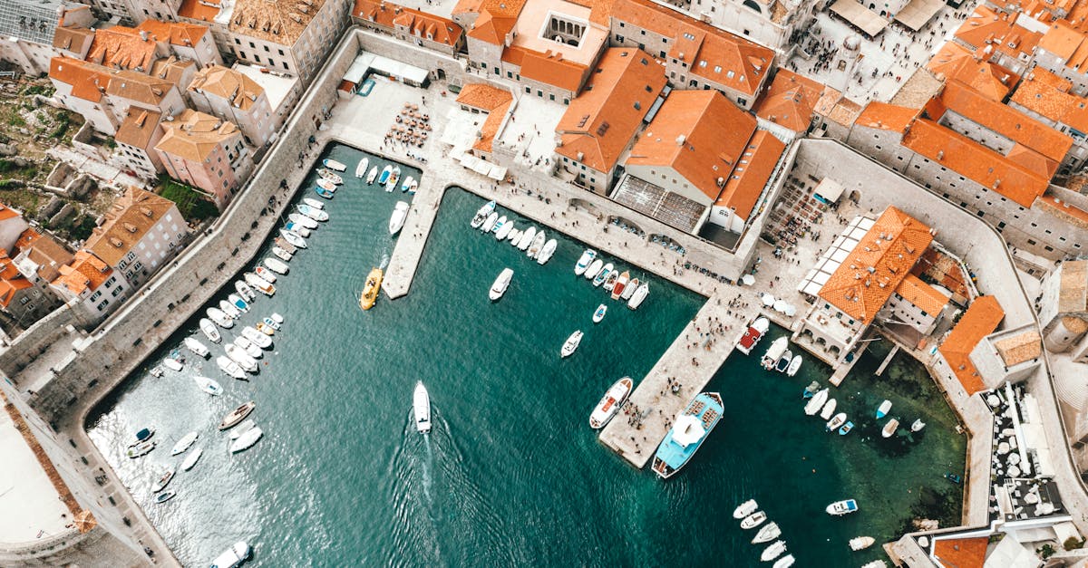 découvrez la beauté de la croatie, un pays enchanteur de l'adriatique. explorez ses plages éblouissantes, ses parcs nationaux majestueux et son riche patrimoine culturel. préparez votre voyage et laissez-vous séduire par les paysages pittoresques et la délicieuse cuisine locale.