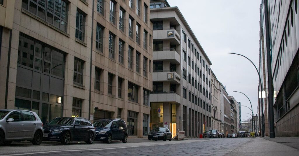 découvrez la rue la plus étroite du monde, un passage pittoresque plein de charme et d'histoire. plongez dans une expérience unique où chaque coin révèle des secrets et une atmosphère captivante. une visite incontournable pour les amateurs d'exploration urbaine.