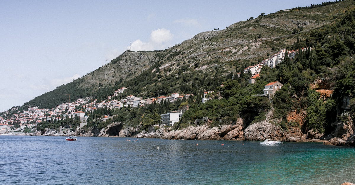 découvrez la beauté envoûtante de la dalmatie, une région côtière de la croatie riche en paysages à couper le souffle, en culture vibrante et en patrimoine historique. plages magnifiques, villes médiévales et délicieuse gastronomie vous attendent dans ce paradis méditerranéen.