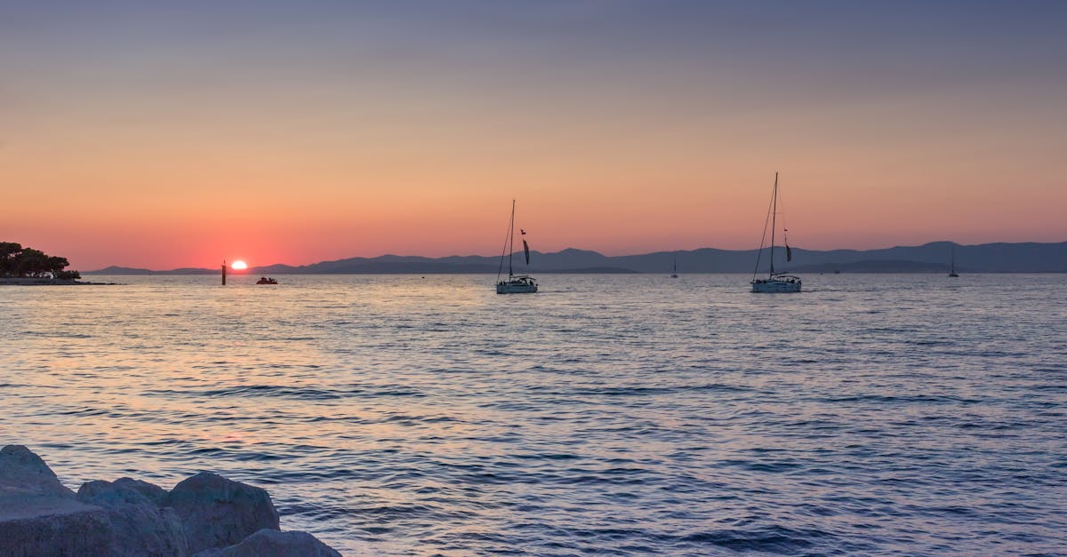 découvrez la beauté et la diversité de la croatie, un pays enchanteur d'europe du sud, célèbre pour ses côtes cristallines, ses îles pittoresques et son riche patrimoine culturel. explorez dubrovnik, zagreb et les parcs nationaux tout en savourant la délicieuse cuisine locale.