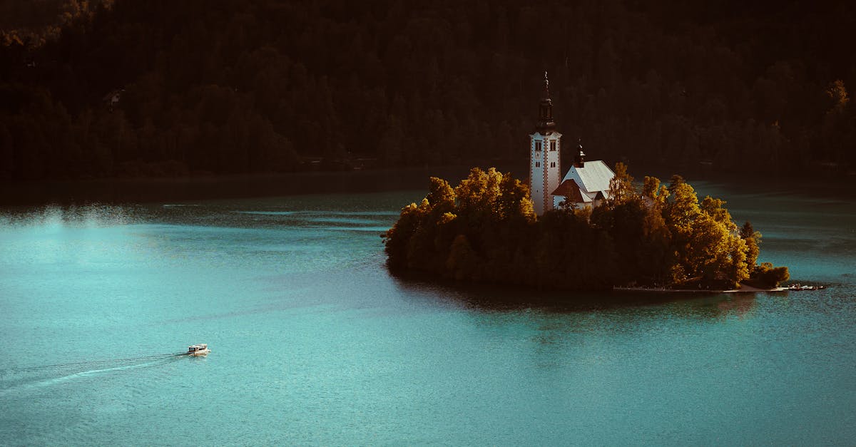 découvrez l'île de dugi otok, un paradis naturel en croatie, célèbre pour ses plages magnifiques, ses paysages préservés et ses sentiers de randonnée. parfait pour les amoureux de la nature et les aventuriers, dugi otok offre une expérience inoubliable entre mer turquoise et végétation luxuriante.