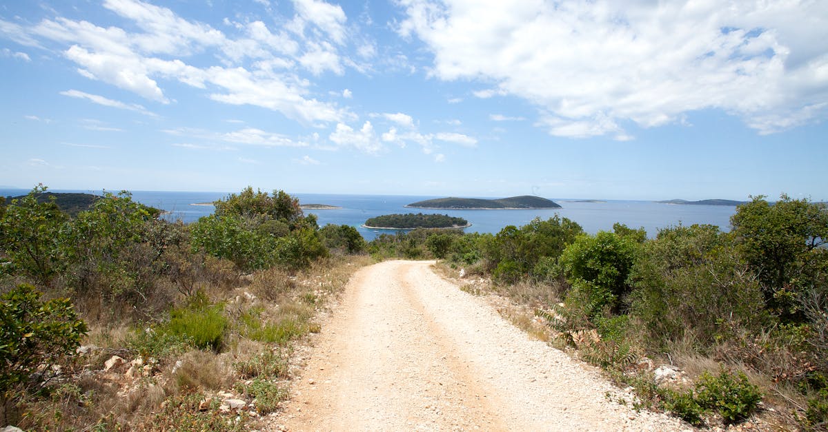 découvrez šolta, une île idyllique de croatie aux paysages époustouflants, aux plages ensoleillées et à la riche culture locale. parfait pour des vacances paisibles et exploratrices.