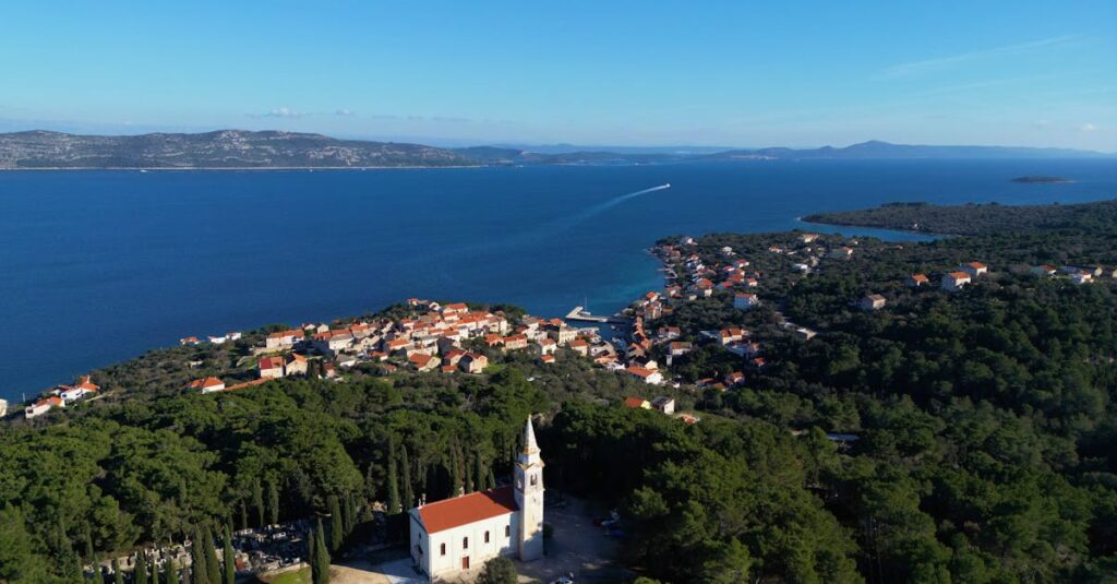 découvrez le plavac mali, un cépage emblematique de la région viticole de croatie. apprenez-en plus sur ses caractéristiques uniques, ses arômes saisissants et comment il se marie parfaitement avec vos plats préférés. explorez l'univers de ce vin rouge riche et plein de saveurs.