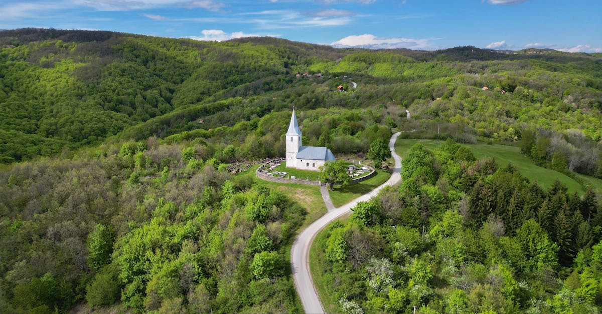 découvrez žumberak, une magnifique région en croatie, riche en beauté naturelle, en culture traditionnelle et en activités de plein air. explorez ses forêts verdoyantes, ses charmants villages et ses sentiers de randonnée, tout en plongeant dans l'authenticité de la vie croate.