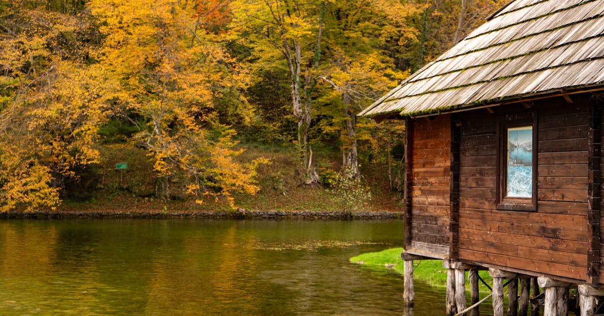 découvrez les lacs de plitvice, une merveille naturelle en croatie, célèbre pour ses cascades spectaculaires et ses eaux turquoise. explorez ce parc national classé au patrimoine mondial de l'unesco, où la beauté des paysages rencontre une faune riche et diversifiée.