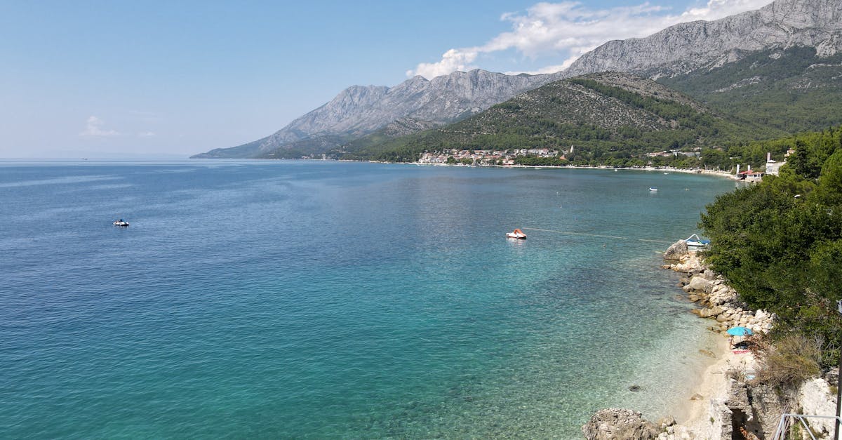 découvrez biokovo, une chaîne de montagnes majestueuse en croatie, offrant des paysages spectaculaires, des sentiers de randonnée passionnants et une riche biodiversité. plongez dans la nature préservée et vivez une aventure inoubliable au cœur des merveilles naturelles.