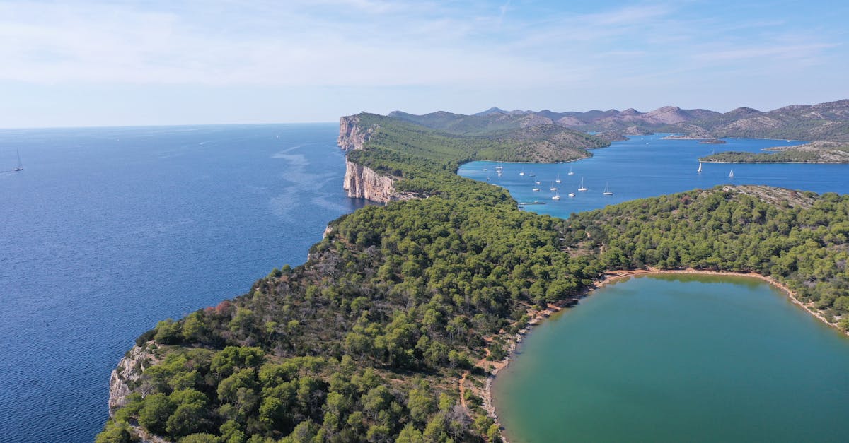 découvrez telašćica, un parc naturel enchanteur en croatie, célèbre pour ses paysages à couper le souffle, ses criques paisibles et sa biodiversité exceptionnelle. parfait pour les amoureux de la nature et les aventuriers, telašćica offre des randonnées spectaculaires, la baignade dans des eaux cristallines et l'exploration de falaises majestueuses. ne manquez pas cette perle de la dalmatie!