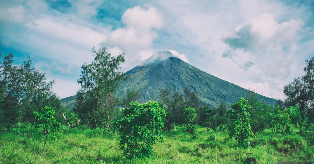 découvrez la puissance et la beauté des volcans à travers le monde. explorez leurs mystères, leurs éruptions et l'impact qu'ils ont sur notre planète. plongez dans l'univers fascinant des volcans dès maintenant !