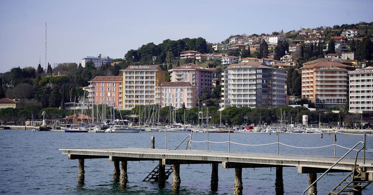 découvrez le lungomare, le front de mer emblématique qui allie beauté naturelle et activités en plein air. promenez-vous le long des plages, savourez la cuisine locale dans les restaurants en bord de mer, et profitez d'une vue imprenable sur l'océan. un lieu parfait pour les amateurs de détente et d'aventures maritimes.