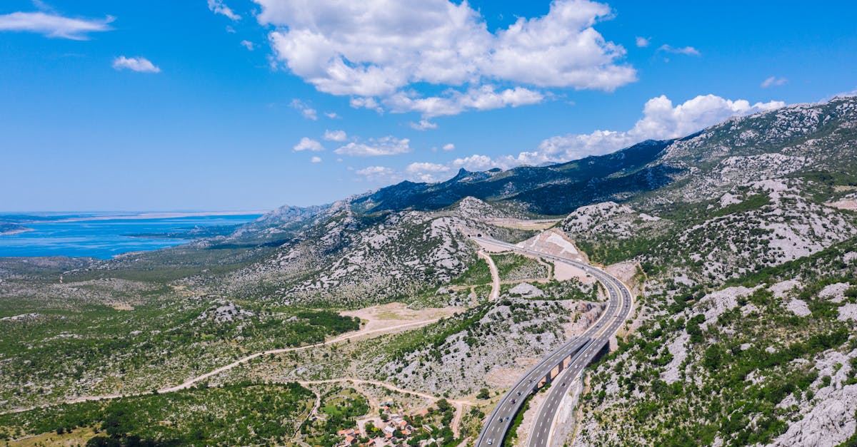 découvrez velebit, une chaîne de montagnes en croatie, célèbre pour sa biodiversité exceptionnelle, ses paysages à couper le souffle et ses sentiers de randonnée uniques. explorez les parcs nationaux, la faune sauvage et plongez dans la culture locale pour une aventure inoubliable au cœur de la nature.