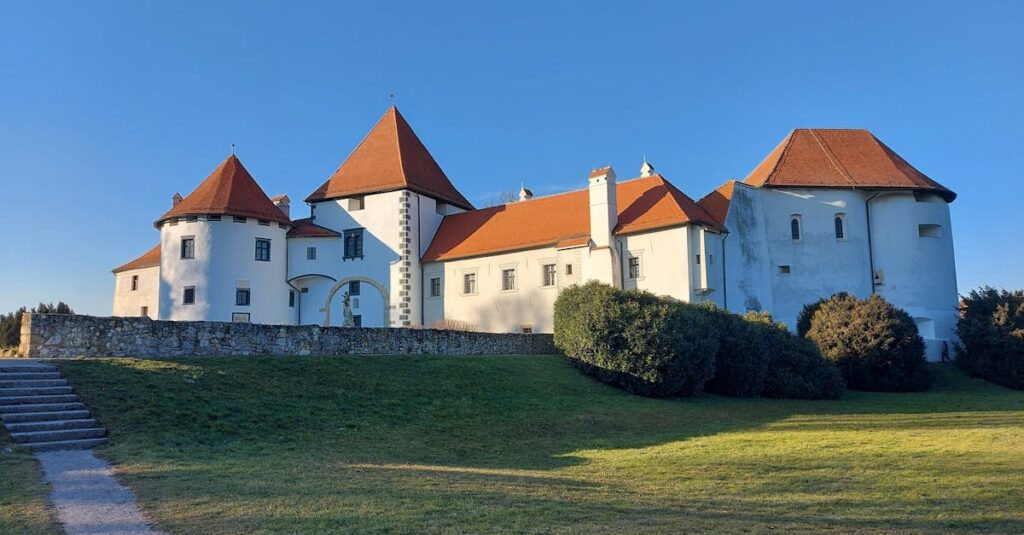 découvrez la croatie, un pays enchanteur au cœur de l'europe, célèbre pour ses paysages côtiers magnifiques, ses villes historiques et sa culture riche. explorez les merveilles de la mer adriatique, traversez des parcs nationaux époustouflants et savourez une cuisine délicieuse lors de votre prochaine aventure.