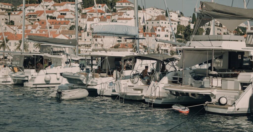 découvrez hvar, une magnifique île croate célèbre pour ses paysages envoûtants, ses charmantes villes historiques et ses plages idylliques. profitez d'une expérience inoubliable entre culture, gastronomie et nature.