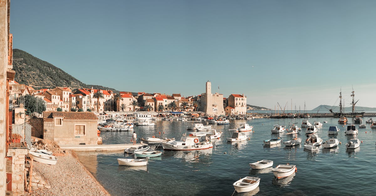 découvrez komiza, un charmant village de pêcheurs situé sur l'île de vis en croatie. explorez ses magnifiques paysages, ses plages paisibles et son riche patrimoine culturel. parfait pour des vacances au bord de la mer, komiza offre une expérience authentique et relaxante.