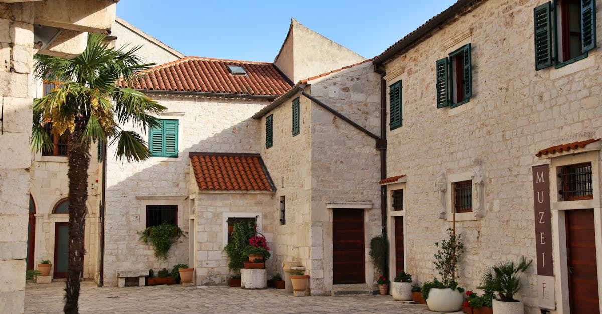 découvrez la beauté envoûtante de la croatie, avec ses paysages côtiers époustouflants, ses villes historiques riches en culture et ses parcs nationaux préservés. explorez l'adriatique, savourez une cuisine délicieuse et vivez des expériences inoubliables au cœur de l'europe du sud.