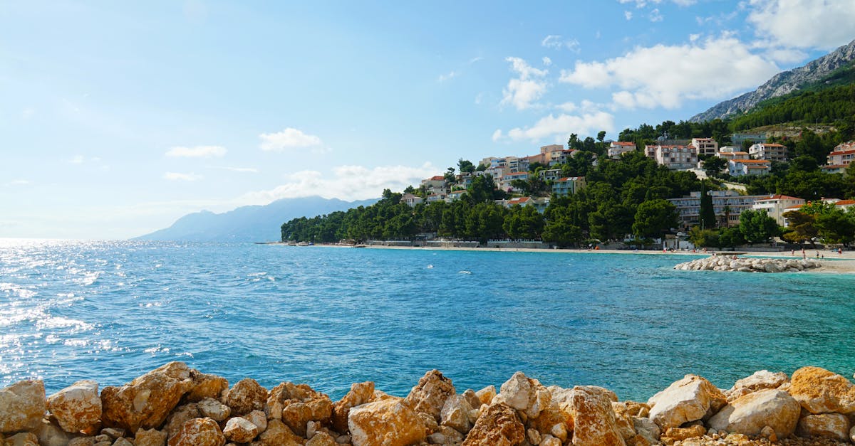 découvrez les plages envoûtantes de croatie, où le sable doré rencontre des eaux cristallines. explorez des criques cachées, des paysages à couper le souffle et des activités nautiques variées pour des vacances inoubliables au bord de la mer adriatique.