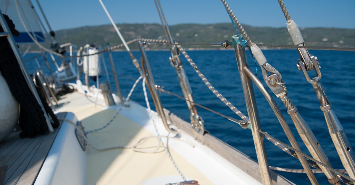 découvrez l'art de la navigation à la voile. explorez des techniques, des destinations et des conseils pour profiter pleinement de votre expérience en mer. que vous soyez débutant ou marin expérimenté, embarquez pour une aventure inoubliable sur les vagues.