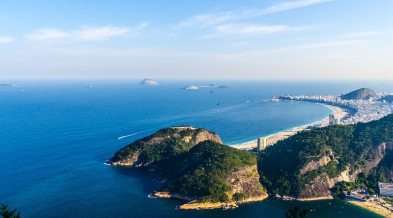 découvrez copacabana, une célèbre plage de rio de janeiro, connue pour son ambiance festive, ses magnifiques paysages et ses activités aquatiques. profitez du soleil, de la culture brésilienne et de la vie nocturne animée dans ce lieu emblématique.