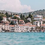découvrez la croatie, un joyau de la méditerranée, célèbre pour ses paysages enchanteurs, ses plages idylliques et son riche patrimoine historique. explorez ses villes pittoresques, savourez sa délicieuse cuisine et plongez dans une culture vibrante qui saura vous émerveiller.