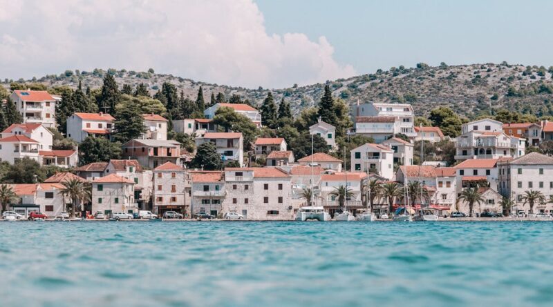 découvrez la croatie, un joyau de la méditerranée, célèbre pour ses paysages enchanteurs, ses plages idylliques et son riche patrimoine historique. explorez ses villes pittoresques, savourez sa délicieuse cuisine et plongez dans une culture vibrante qui saura vous émerveiller.