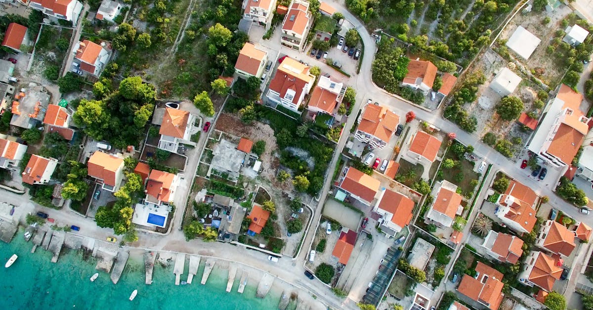 découvrez la beauté envoûtante de la croatie avec notre guide de voyage. explorez des villes historiques, des plages magnifiques et une nature préservée, tout en savourant la cuisine locale et la chaleureuse hospitalité croate. préparez votre aventure en croatie dès aujourd'hui!