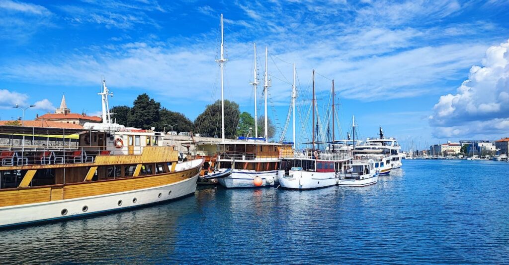 découvrez la croatie avec notre guide de voyage complet. explorez ses paysages époustouflants, ses plages paradisiaques et sa riche histoire culturelle. obtenez des conseils pratiques pour planifier votre séjour et vivre des expériences inoubliables en terre croate.