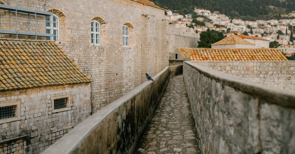 découvrez dalmatia, une région envoûtante de la croatie, connue pour ses côtes magnifiques, ses villes historiques et sa culture riche. explorez les îles idylliques, les parcs nationaux et savourez la délicieuse cuisine locale dans ce paradis méditerranéen.