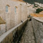 découvrez dalmatia, une région envoûtante de la croatie, connue pour ses côtes magnifiques, ses villes historiques et sa culture riche. explorez les îles idylliques, les parcs nationaux et savourez la délicieuse cuisine locale dans ce paradis méditerranéen.