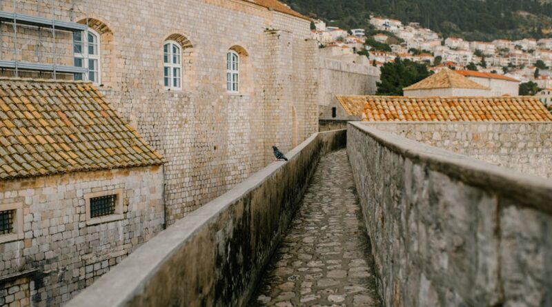 découvrez dalmatia, une région envoûtante de la croatie, connue pour ses côtes magnifiques, ses villes historiques et sa culture riche. explorez les îles idylliques, les parcs nationaux et savourez la délicieuse cuisine locale dans ce paradis méditerranéen.