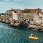 découvrez la beauté envoûtante de la dalmatie, une région côtière de la croatie célèbre pour ses paysages pittoresques, ses plages idylliques et son riche patrimoine historique. explorez des villes charmantes comme dubrovnik et split, plongez dans des eaux cristallines et savourez une cuisine méditerranéenne délicieuse.