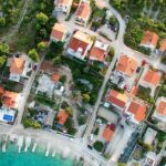 découvrez dalmatia, une région envoûtante de la croatie, connue pour ses paysages côtiers spectaculaires, ses villes historiques pittoresques et ses plages idylliques. explorez ses parcs nationaux, savourez sa délicieuse cuisine méditerranéenne et plongez dans la culture croate authentique.