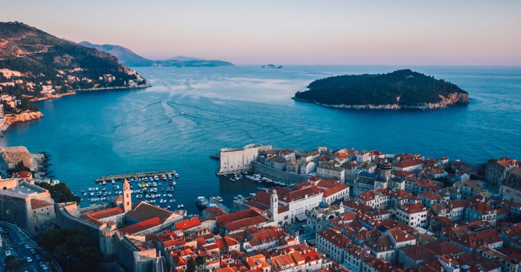 explorez la beauté sauvage de la dalmatie, une région côtière en croatie célèbre pour ses paysages époustouflants, ses anciennes villes et ses plages de rêve. découvrez son histoire riche, sa culture vibrante et ses délicieux plats méditerranéens.