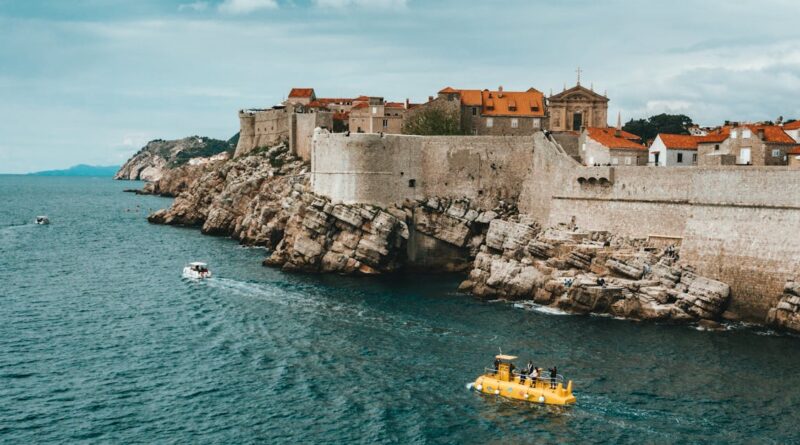 découvrez la beauté envoûtante de la dalmatie, une région côtière de la croatie célèbre pour ses paysages pittoresques, ses plages idylliques et son riche patrimoine historique. explorez des villes charmantes comme dubrovnik et split, plongez dans des eaux cristallines et savourez une cuisine méditerranéenne délicieuse.