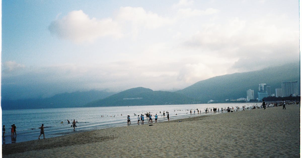découvrez divna beach, une plage secrète et idyllique de croatie, célèbre pour son eau cristalline, ses paysages époustouflants et une ambiance paisible. parfaite pour les amoureux de la nature et ceux en quête de détente, cette destination offre un cadre idyllique pour des vacances inoubliables au bord de la mer.